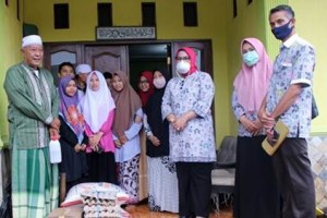 Ketua LKKS Kuningan, Hj. Ika Purnama berfoto bersama usai memberikan bantuan sembako.